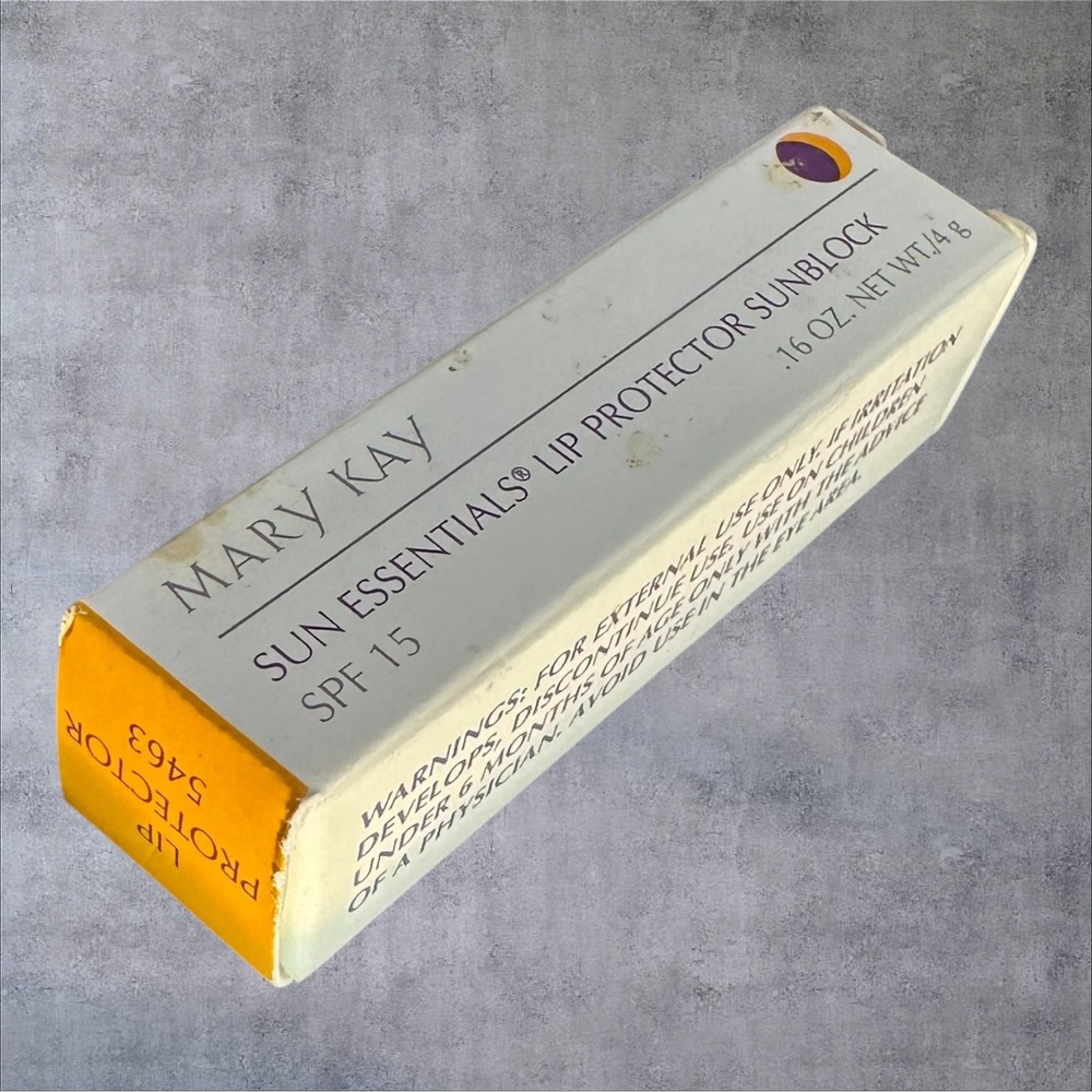 Mary Kay Sun Essentials Lip Protector Sunblock SPF 15 5463 0.16oz New Box
